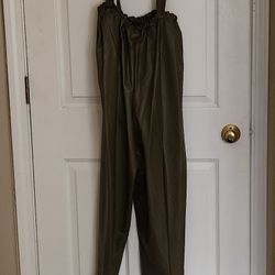 Durable Chest Fishing Waders with suspenders and boots in Olive Green color 100% PVC.
Two attached pockets on inside. Size MEDIUM. 
***** Cash 💸 only