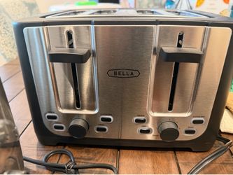 Four slots toaster by Bella
