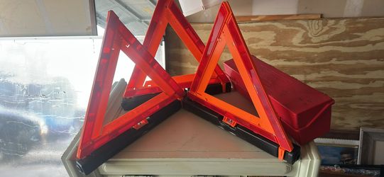 Three triangle flare kit model 1005