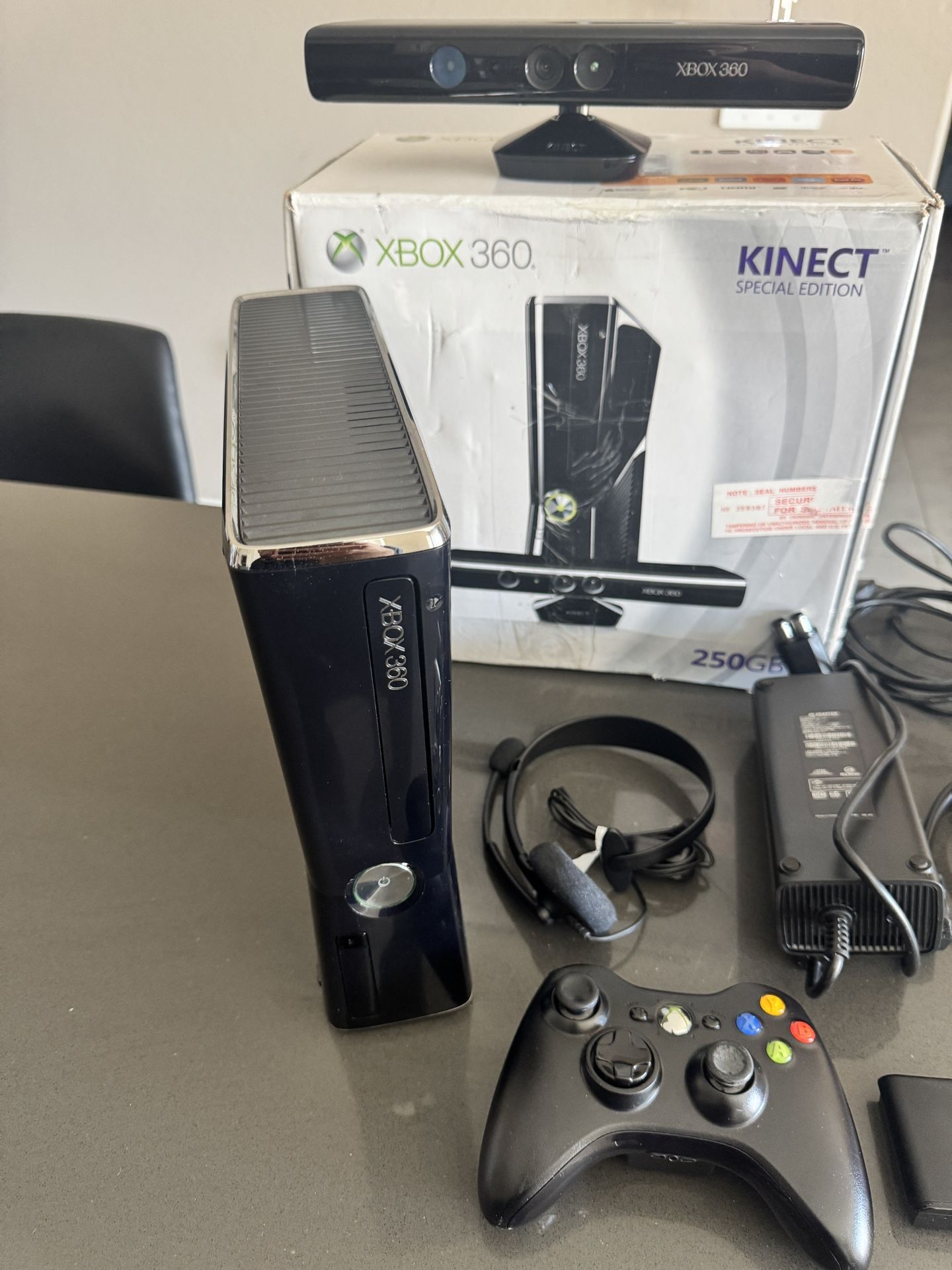 Xbox 360 250GB Kinect Bundle – Special Edition Console + Game – Great Condition!