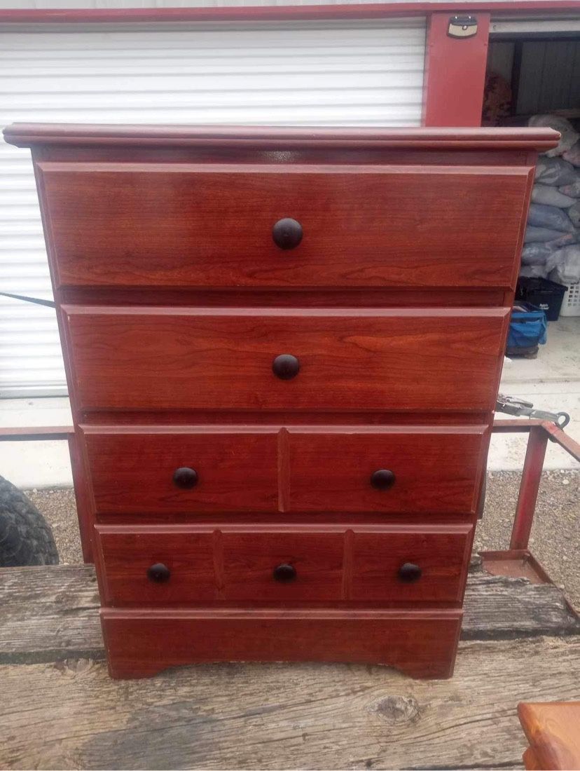 4 Drawer Chest (like New)
