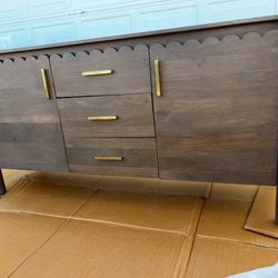 Brand New. Moes Server. $499