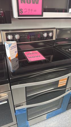 New scratch and dent whirlpool double oven glass stop stainless steel range. 1 year manufacturing warranty