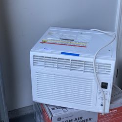 Window AC Unit With Remote Control 