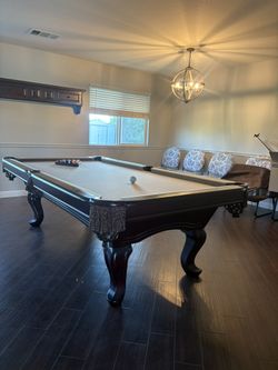 Pool table 8ft ( free delivery & set up  ) 