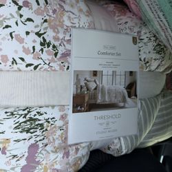 Comforter Set Size Full/ Queen Reversible Threshold 3 Piece 