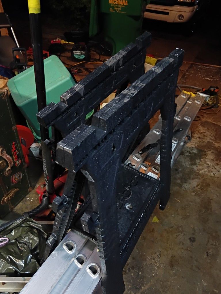 2 Saw Horses