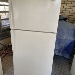 EXCELLENT RUNNING WHIRLPOOL ROPER WHITE  FRIDGE! RUNS LIKE BRAND NEW , HAS GREAT DOOR RUBBER SEALS . NO ISSUES. ALL COMPARTMENTS COOL PERFECTLY, COME 