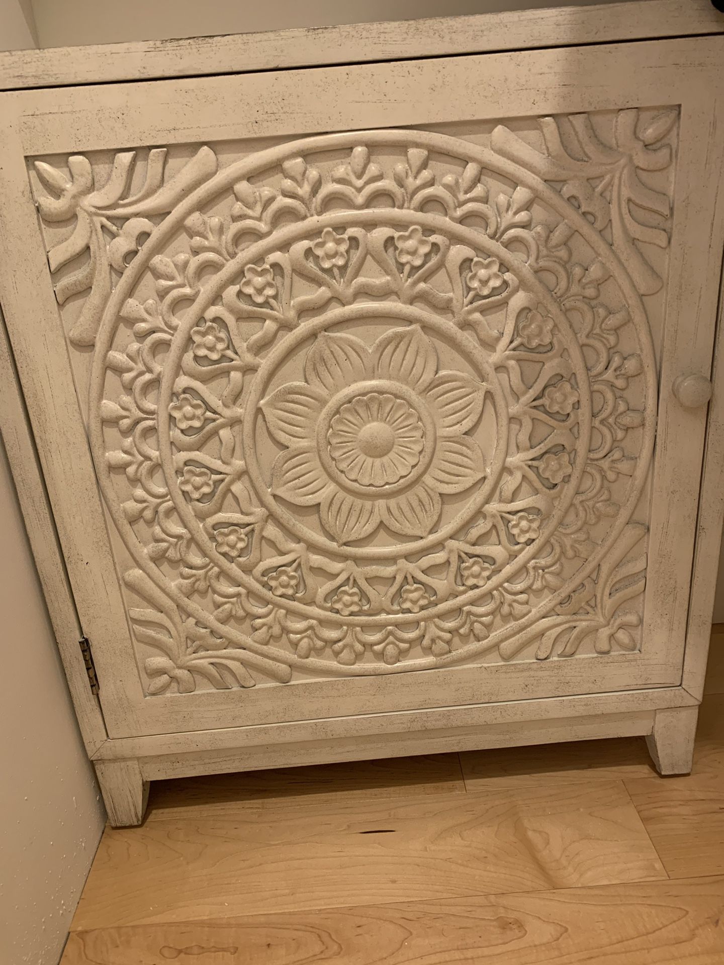 White decorative cabinet
