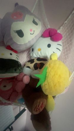 Selling a bunch of hello kitty plushies