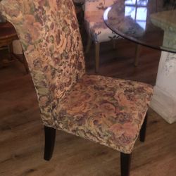 4 Beautiful Dining Room Chairs With Wooden Legs 