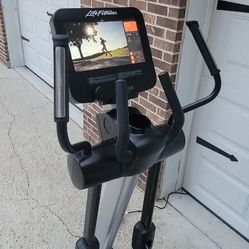 Like NEW.  Life Fitness Touch Screen Elliptical With Netflix. 