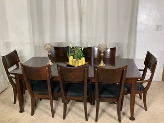 Gorgeous Extendable Dining Table with 8 Chairs PERFECT FOR THE COMING HOLIDAYS!