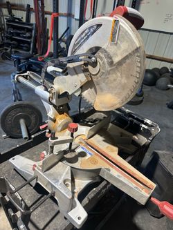 Compound sliding miter saw
