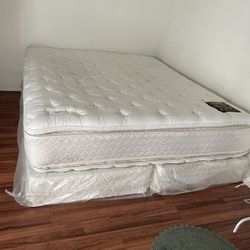 BEAUTIFUL KING BED LIKE NEW