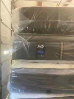 Sealy king Pillowtop Mattress and box spring. New in plastic free delivery In Atlanta