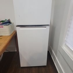 Small Fridge , Pls Pickup IMMEDIATELY