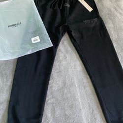 Black essential sweatpants