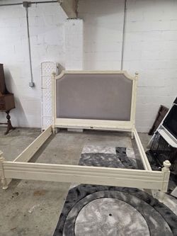 Farm House distressed King bed
Like New. 

Delivery Available