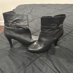 Andrea Boots Size 9