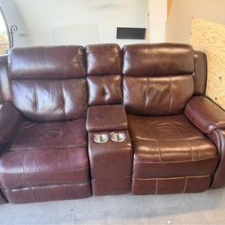 🛋️ Power Reclining Leather Sofa w/ USB Charging & Adjustable Headrests – Great Condition!