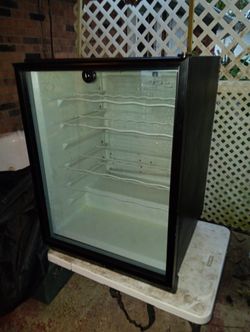 WCAPTAINS WINE COOLER/ MINI BAR FRIDGE