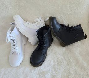 Dr. Martens $70, por las dos.