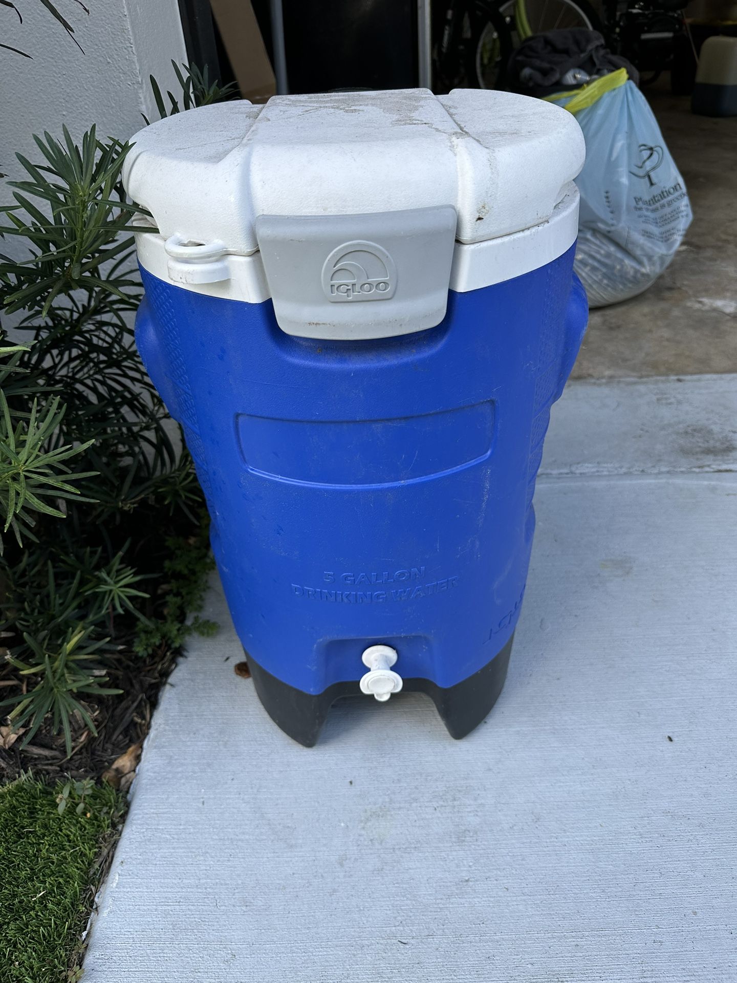 Igloo Cooler 5 Gallon Water Dispenser FREE for Sale in Fort Lauderdale