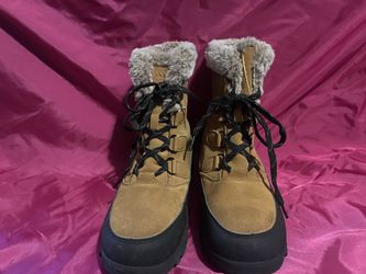 Women winter boots size 9