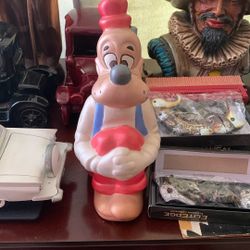 Vintage Walt Disney Productions Hand Painted Ceramic Goofy Figure Statue 9.5” 