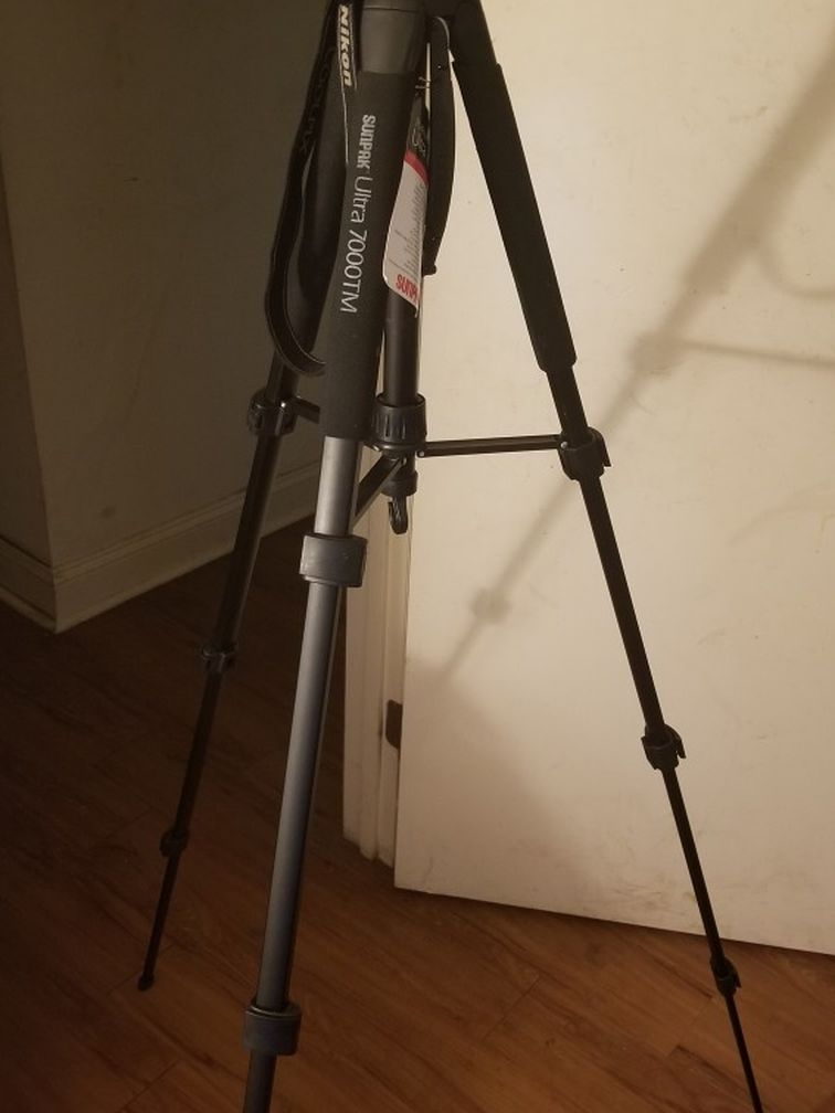 COOLPIX B500 WITH 69.75in TRIPOD