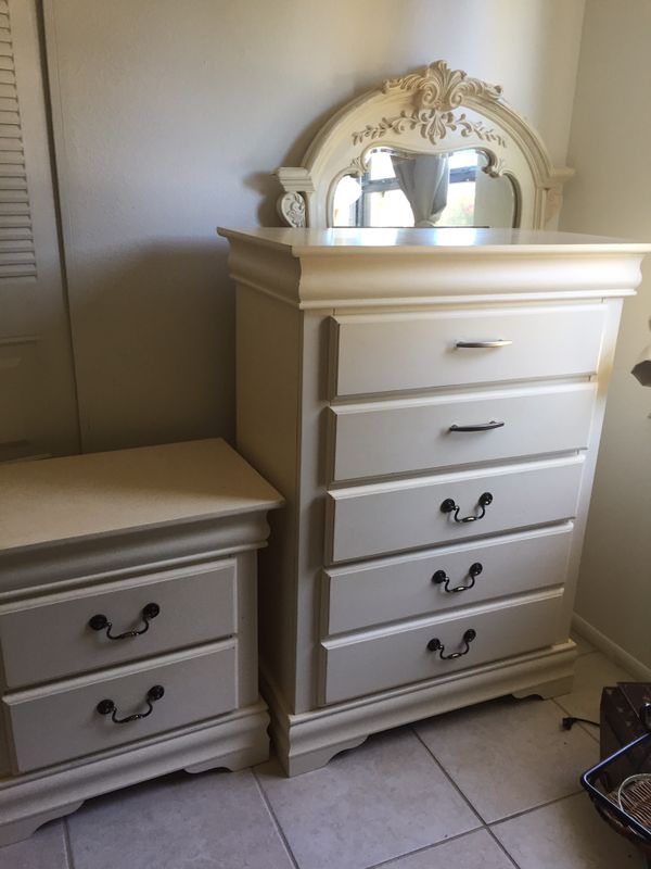 Dresser with matching nightstand solid wood clean for Sale in Melbourne
