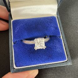 Vintage Princess-Cut Solitaire Ring with Original Box – Size 8 – Elegant & Collectible