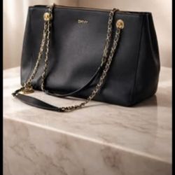 👜 DKNY Black Leather Tote Bag – Elegant & Spacious