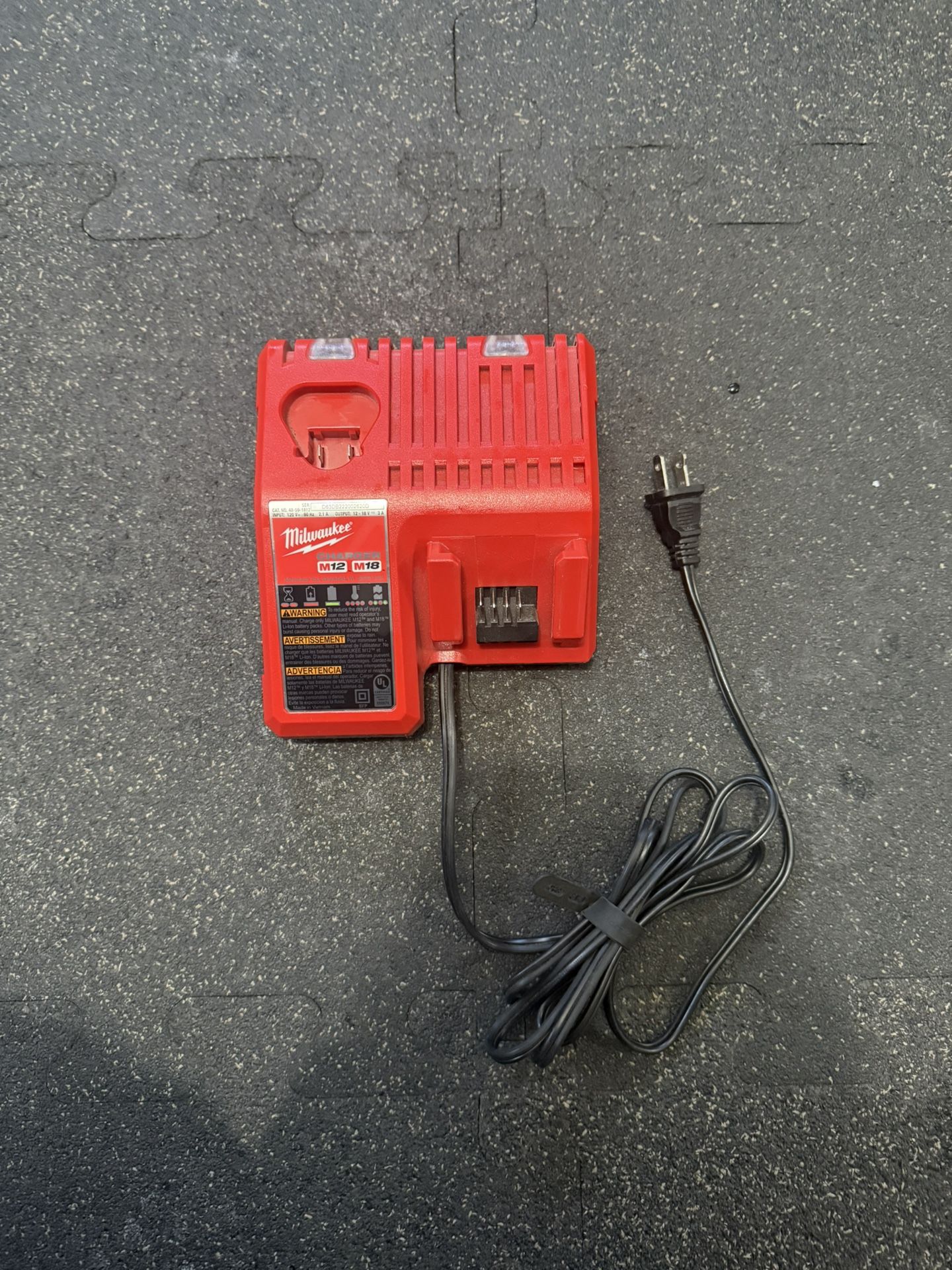 Milwaukee M18 Charger & Battery Milwaukee M12 / M18 charger and batteries combo . (lithium 1.5 & cp 2.0) 🔋 🔌  