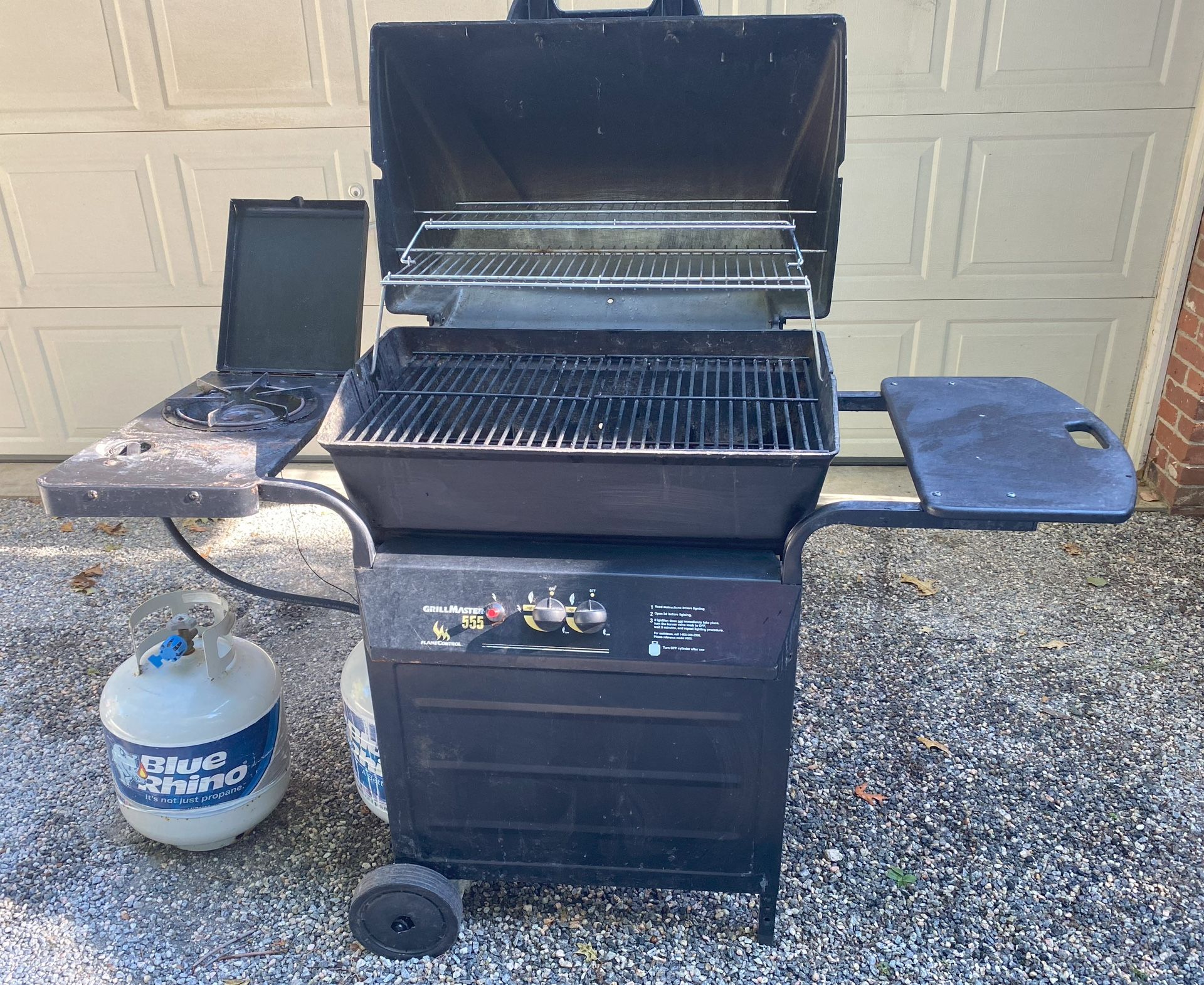 GrillMaster555 BBQ Grill With One & A Half Tanks Of Blue Rhino Propane