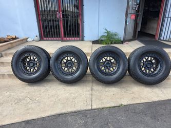 18" KMC w/ 35x12.50R18 Hankook AT tires