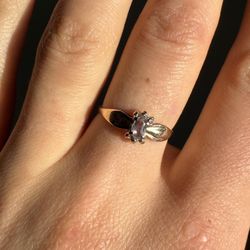 Dainty solid 10k gold ring with a center stone. •size 7 (can be resized at a jeweler)（38）68