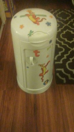 Munchkin diaper can