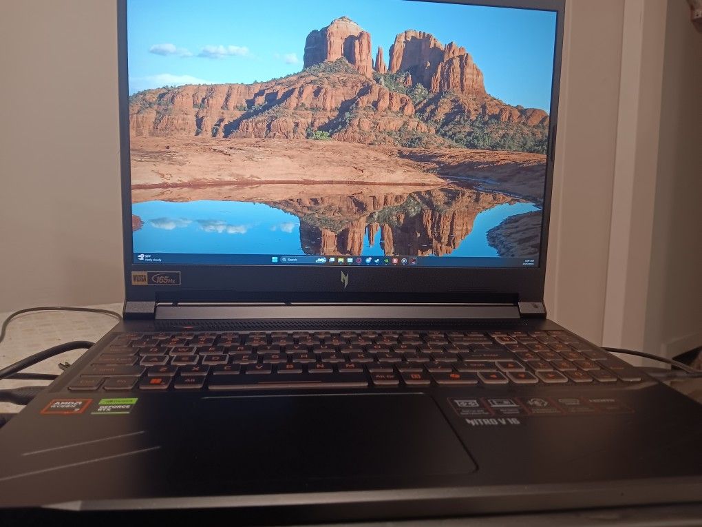 Nitro V16 Gaming Laptop RTX 4060 32GB DDR5 RYZEN 9