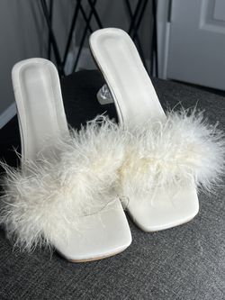 Furry cream Kitten heel