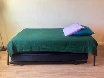 Metal Trundle twin bed set ( NEW)