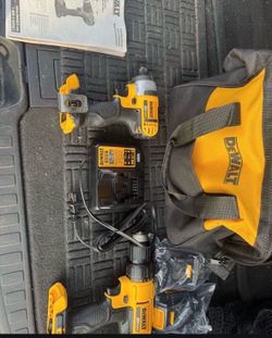 DEWALT 20V MAX Drill & Impact Driver Combo Kit w/ 2 Batteries + Charger (NEW)