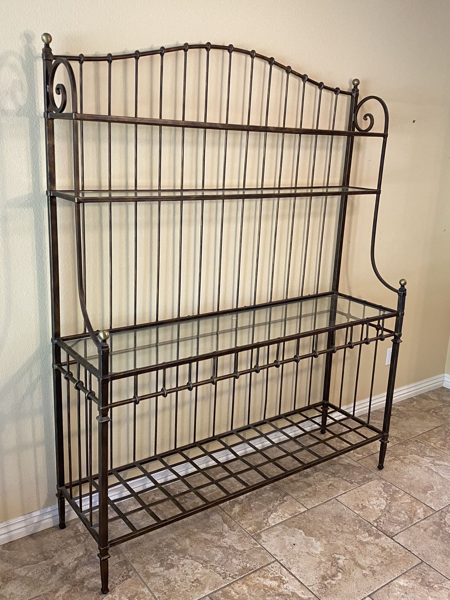 BEAUTIFUL “HARDEN FINE FURNITURE” LARGE SIZE BAKERS RACK W/ 3 X GLASS SHELVES (63”W X 18”D X 82”H)