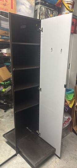 2 closets (1 big and 1 small)