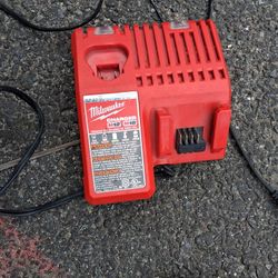 MILWAUKEE CHARGER AN DRILL