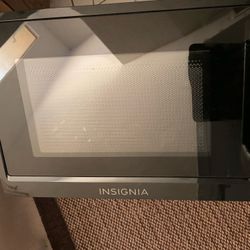 Space Saver Microwave by insignia, 0.7 cu.ft.