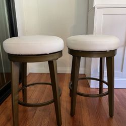 LIKE NEW White Swivel Counter Stool