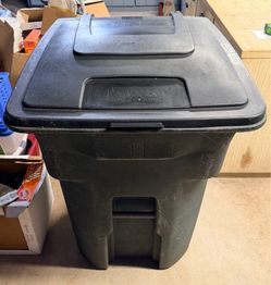 Toter 96-Gallon Heavy Duty Rolling Trash Cart