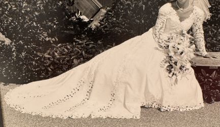 Beautiful Wedding Dress -size 6-8